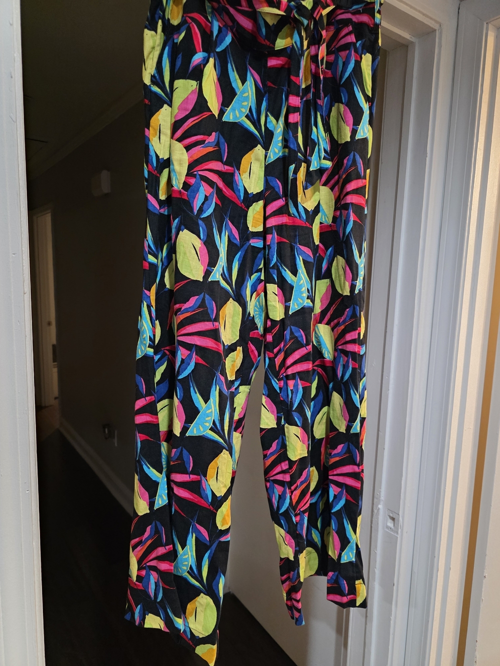 Vibrant Tropical Print Wide-Leg Pants - Black with Neon Leaves